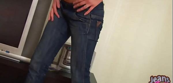  My jeans are so tight they rub my teen pussy